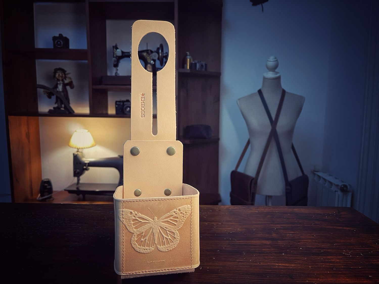 Porta mate para auto Mariposa (vaqueta natural)