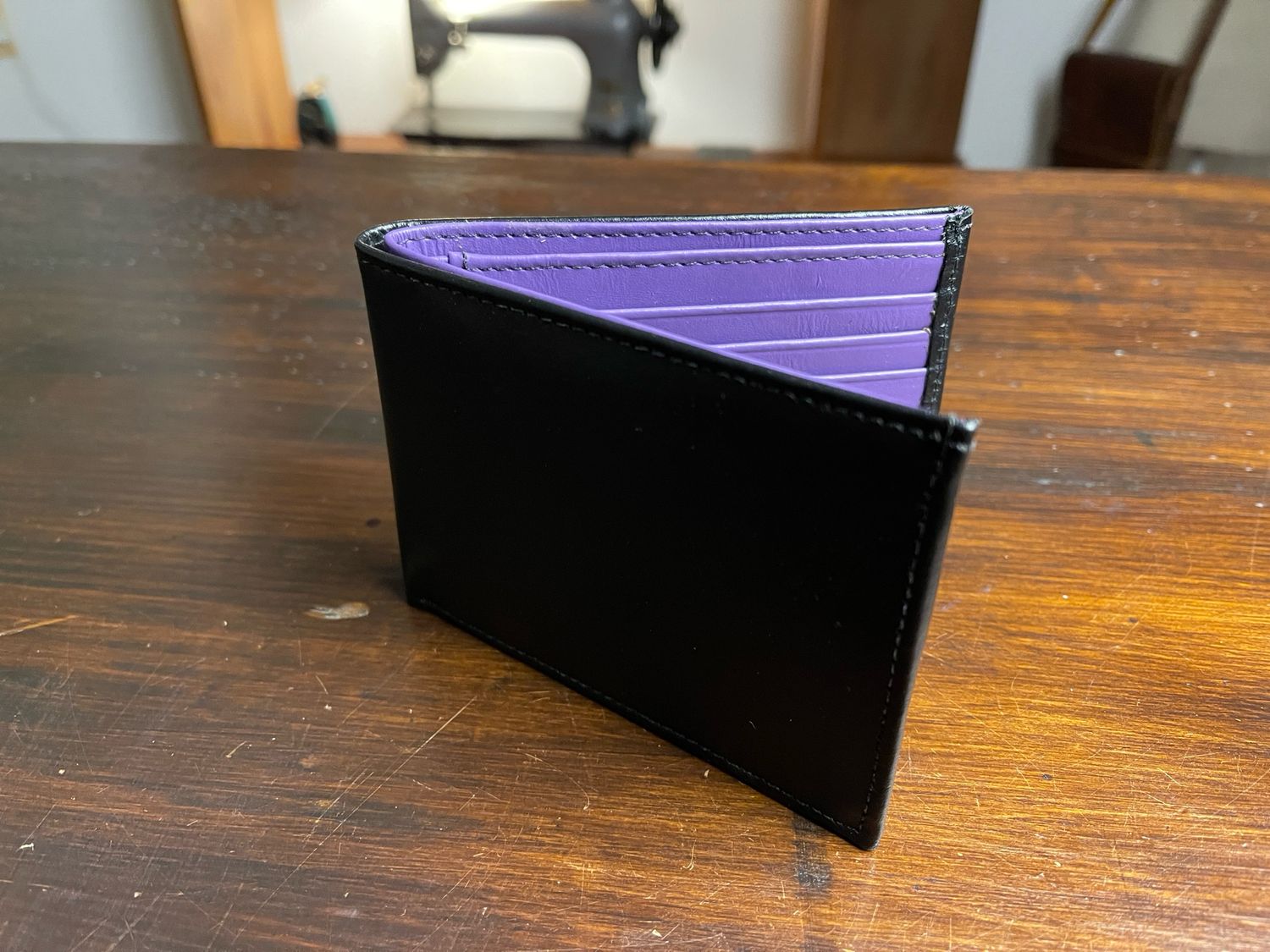Billetera clásica  tapa negra interior violeta