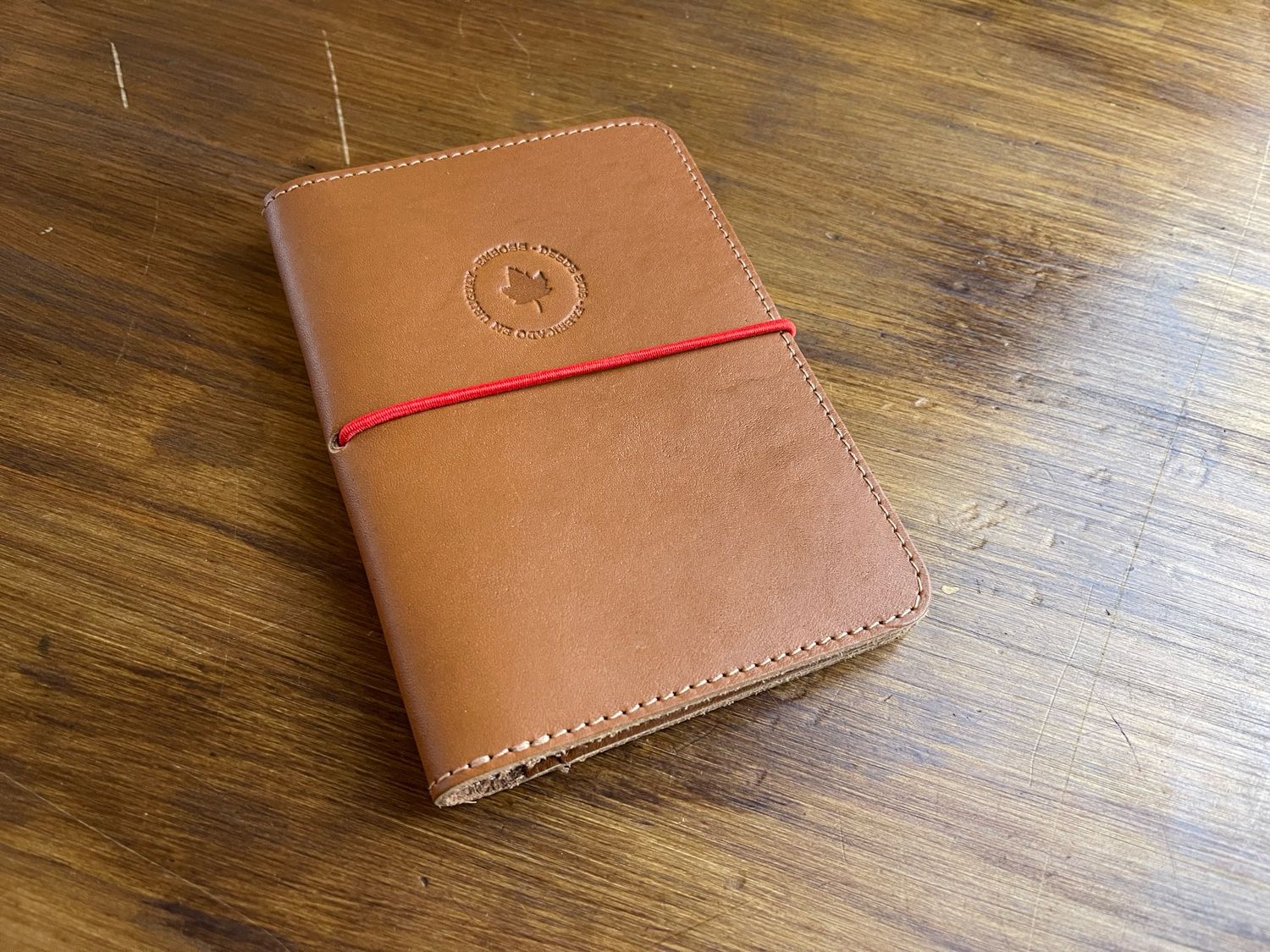 Porta pasaporte con elástico