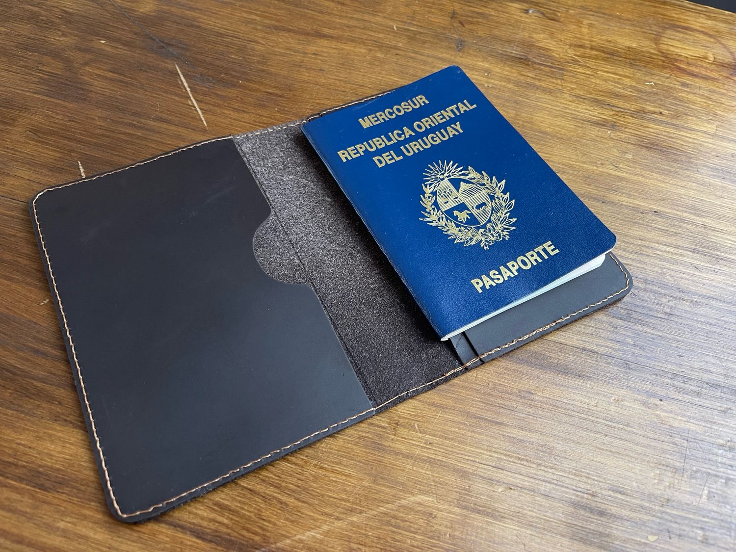 Porta pasaporte CAFÉ ENGRASADO
