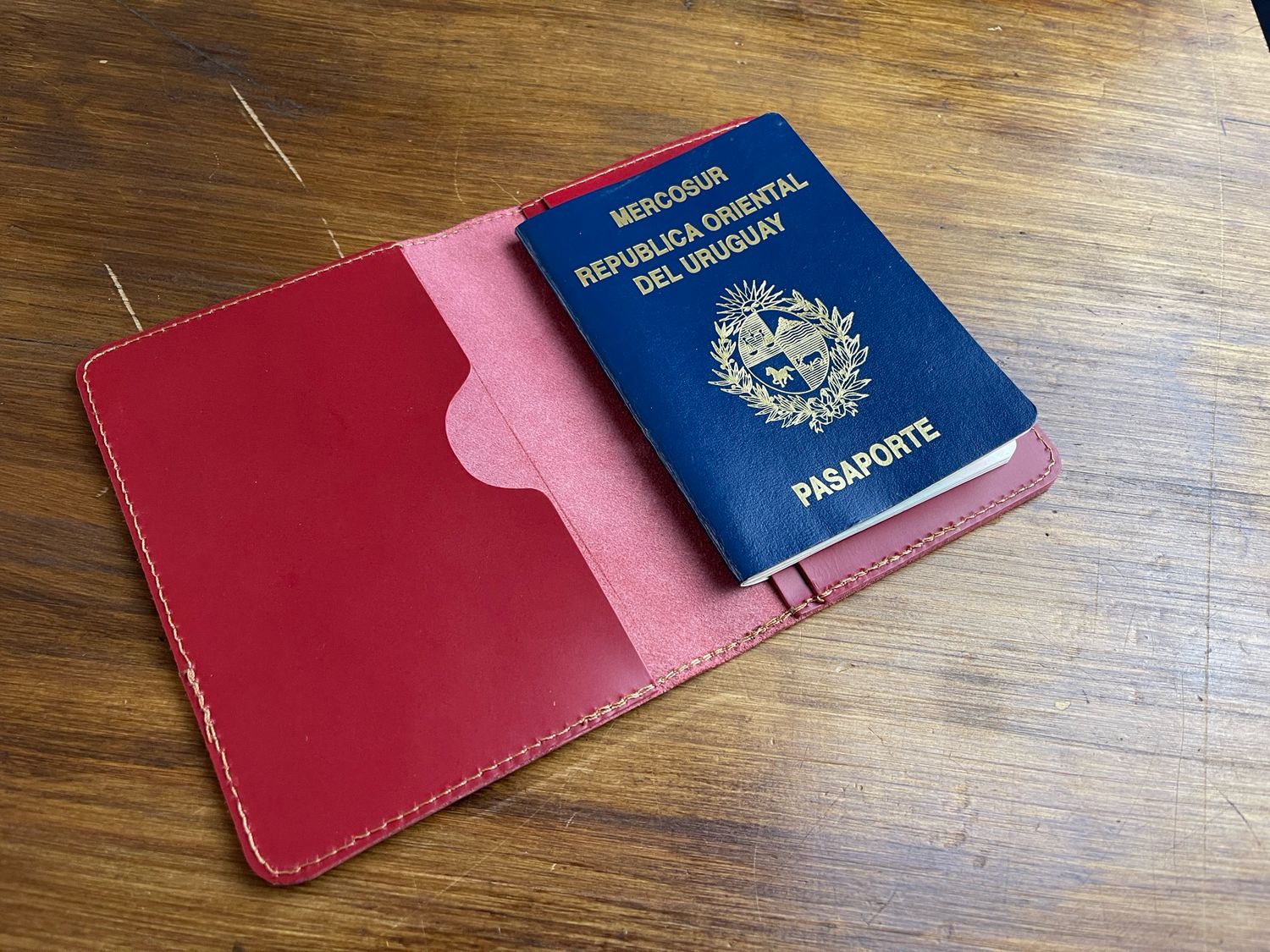 Porta pasaporte ROJO