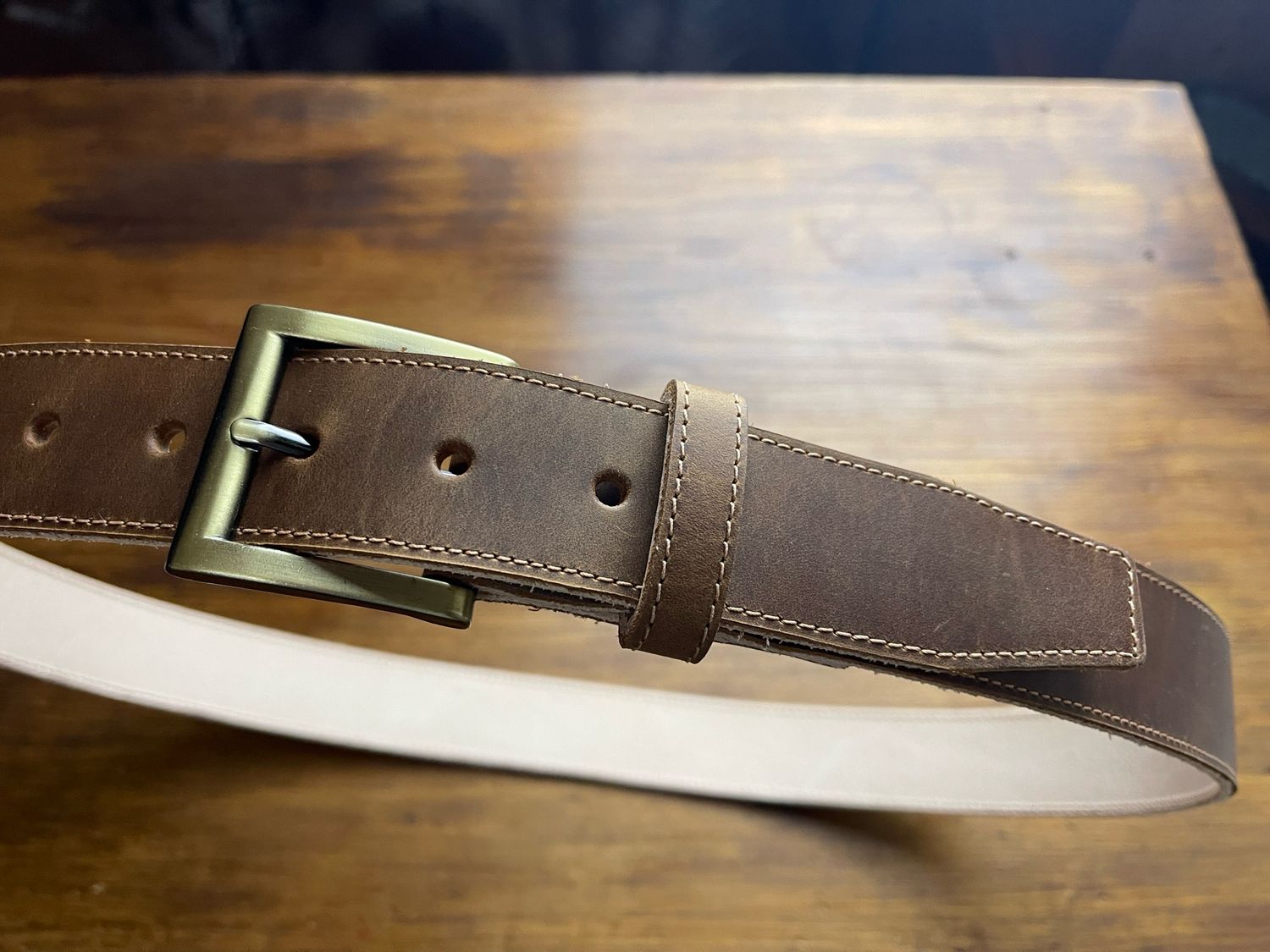 Cinto de cuero engrasado con forro de vaqueta gruesa