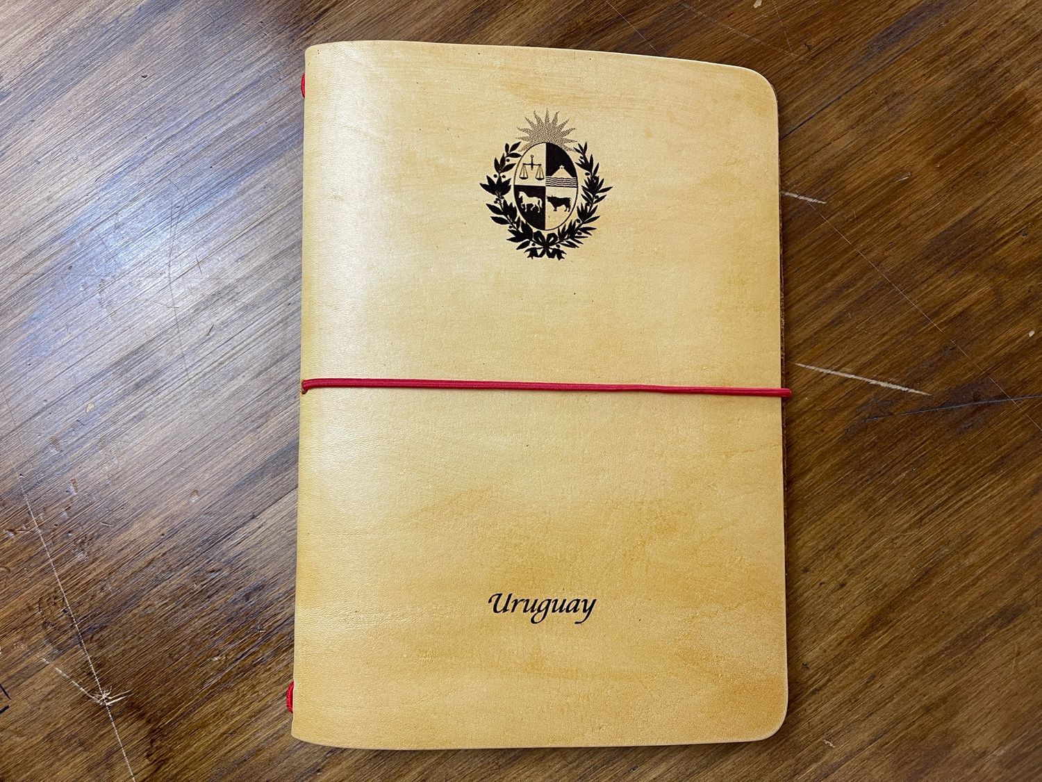 Tapa con escudo de Uruguay