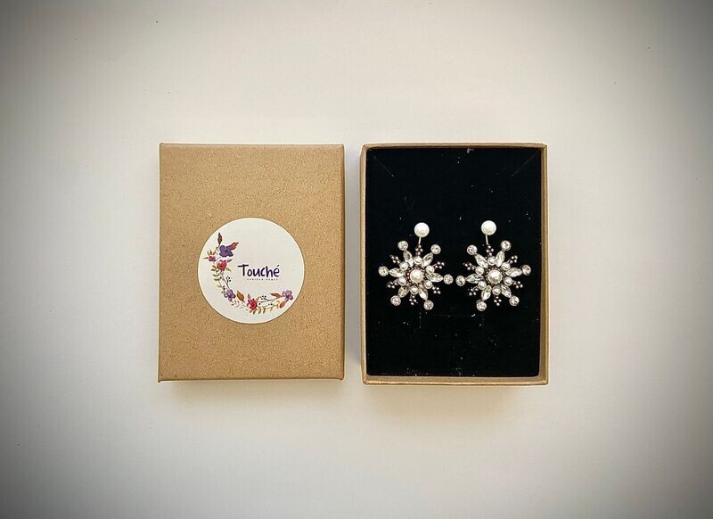 Pendientes desmontables compuestos por una perla y un colgante en forma de estrella. Puedes utilizar sólo la perla o incluir la aplicación y conseguir estos pendientes que son capaces de subir cualquier look!