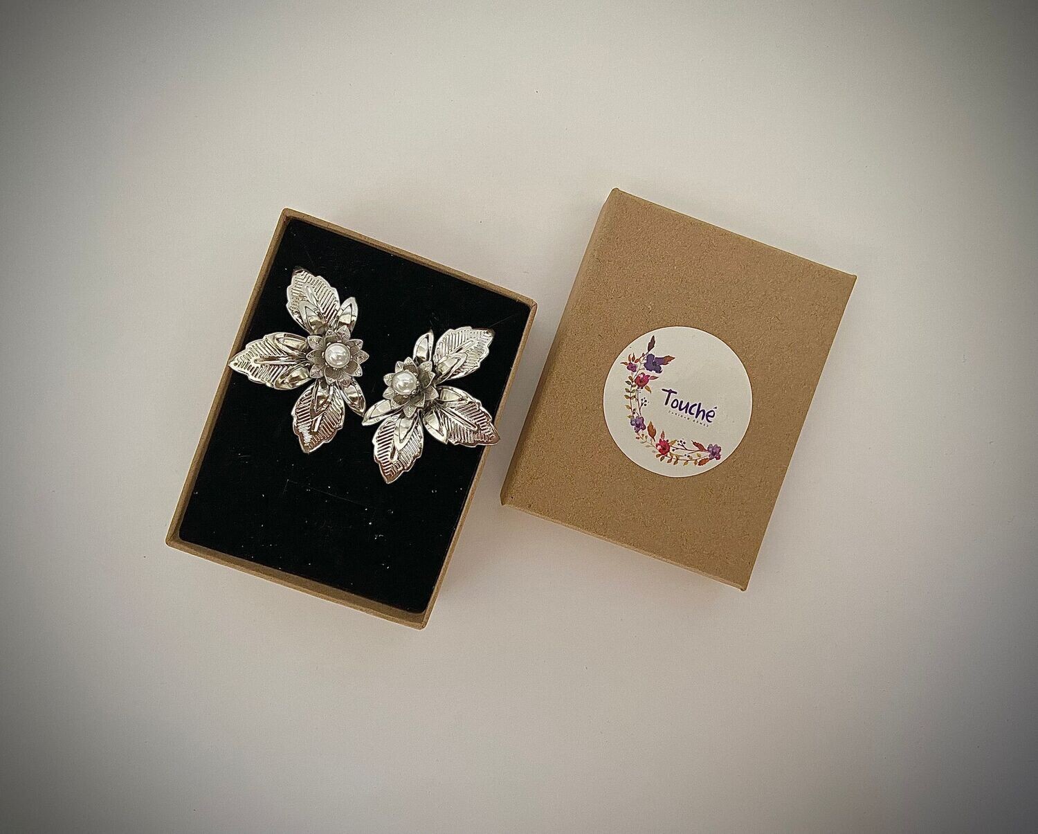 Conjunto compuesto por un par de pendientes en forma de media flor de unos 5 cm de largo con perla central. Los pendientes son desmontables, quedando si lo deseas sólo la perla.

Se pueden adquirir unas horquillas a conjunto!
