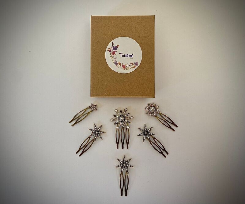 Pack compuesto por una horquilla de estrella de 3 cm, tres horquillas de estrellas de unos 2 cm, una horquilla de estrella de 2 cm y una horquilla de estrella de 1 cm. Están disponibles en dorado envejecido.