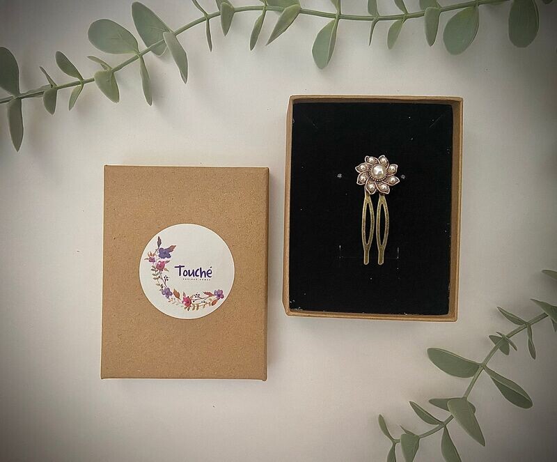 Horquilla de novia en base dorado envejecido con perlas de unos 2 cm de diámetro.

Casa muy bien con las piezas Amelie, Jolie, Lilliput, Marion, Mía y Sophie en dorado envejecido. Fotos sobre modelos con otras horquillas para mostrar el efecto.