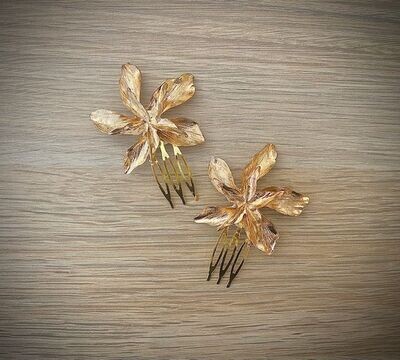 Pack compuesto por dos peinetas de flores doradas de unos 5 cm de largo x 5 cm de ancho cada una.