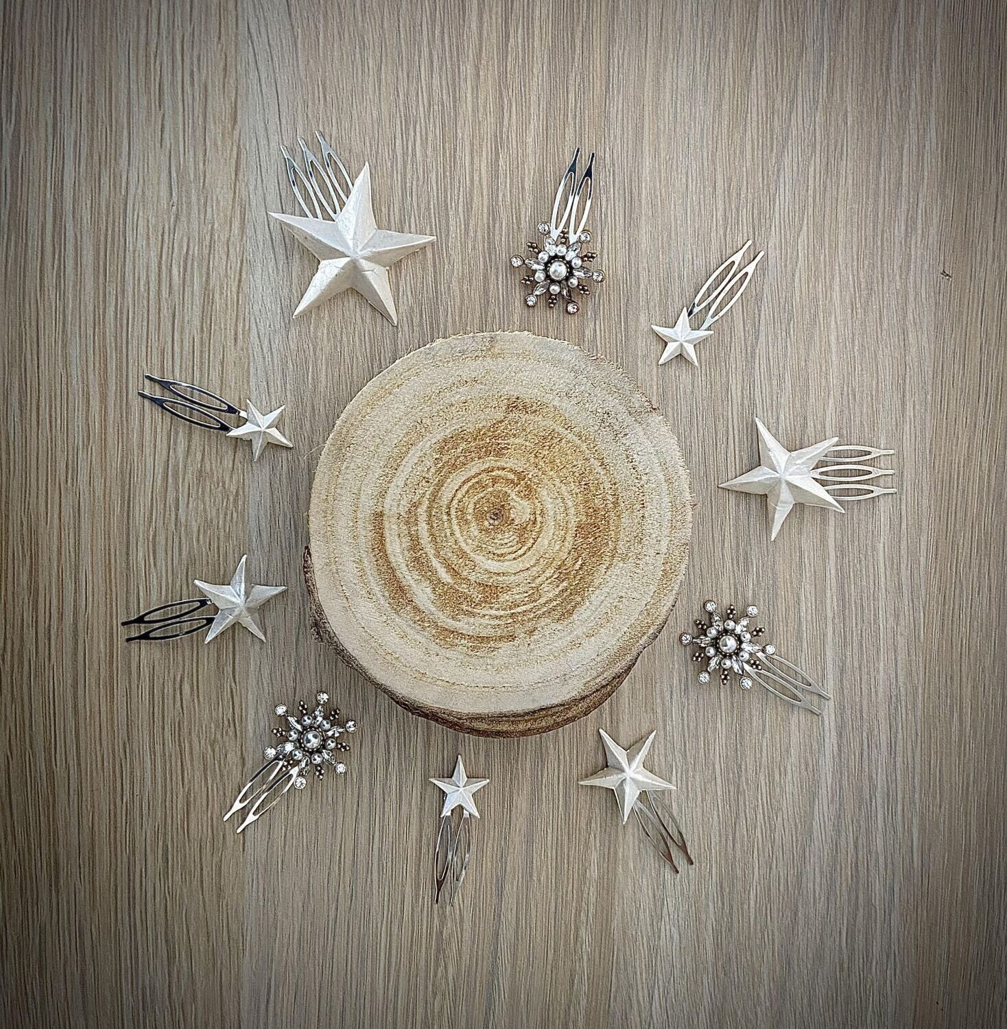 Pack de 10 horquillas de estrellas de diferentes tamaños compuesto por 7 estrellas de porcelana nacaradas y 3 estrellas de cristales y perlas con fondo dorado.