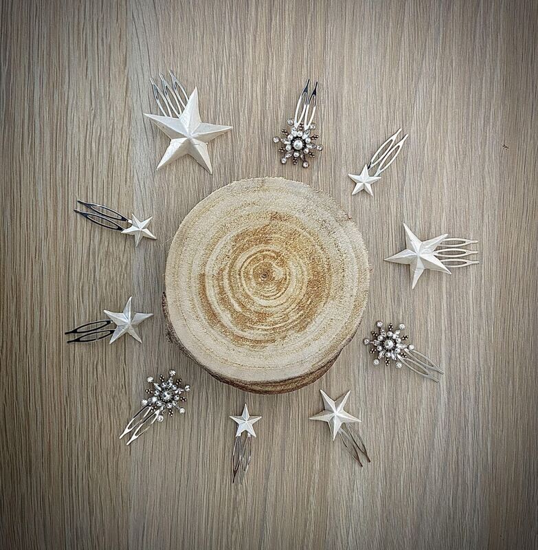 Pack de 10 horquillas de estrellas de diferentes tamaños compuesto por 7 estrellas de porcelana nacaradas y 3 estrellas de cristales y perlas con fondo dorado.