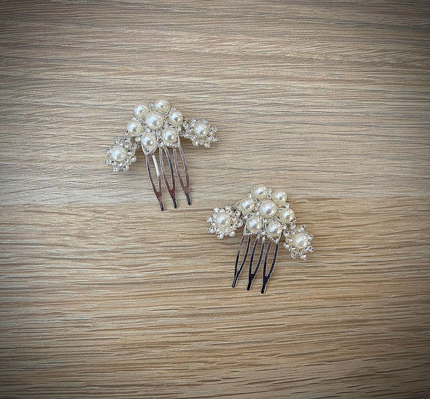 Conjunto de dos horquillas en base plata compuestas por perlas y pequeños cristales transparentes.