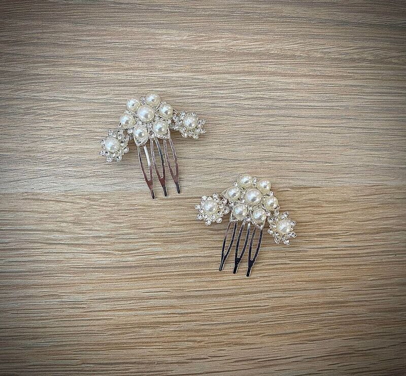 Conjunto de dos horquillas en base plata compuestas por perlas y pequeños cristales transparentes.