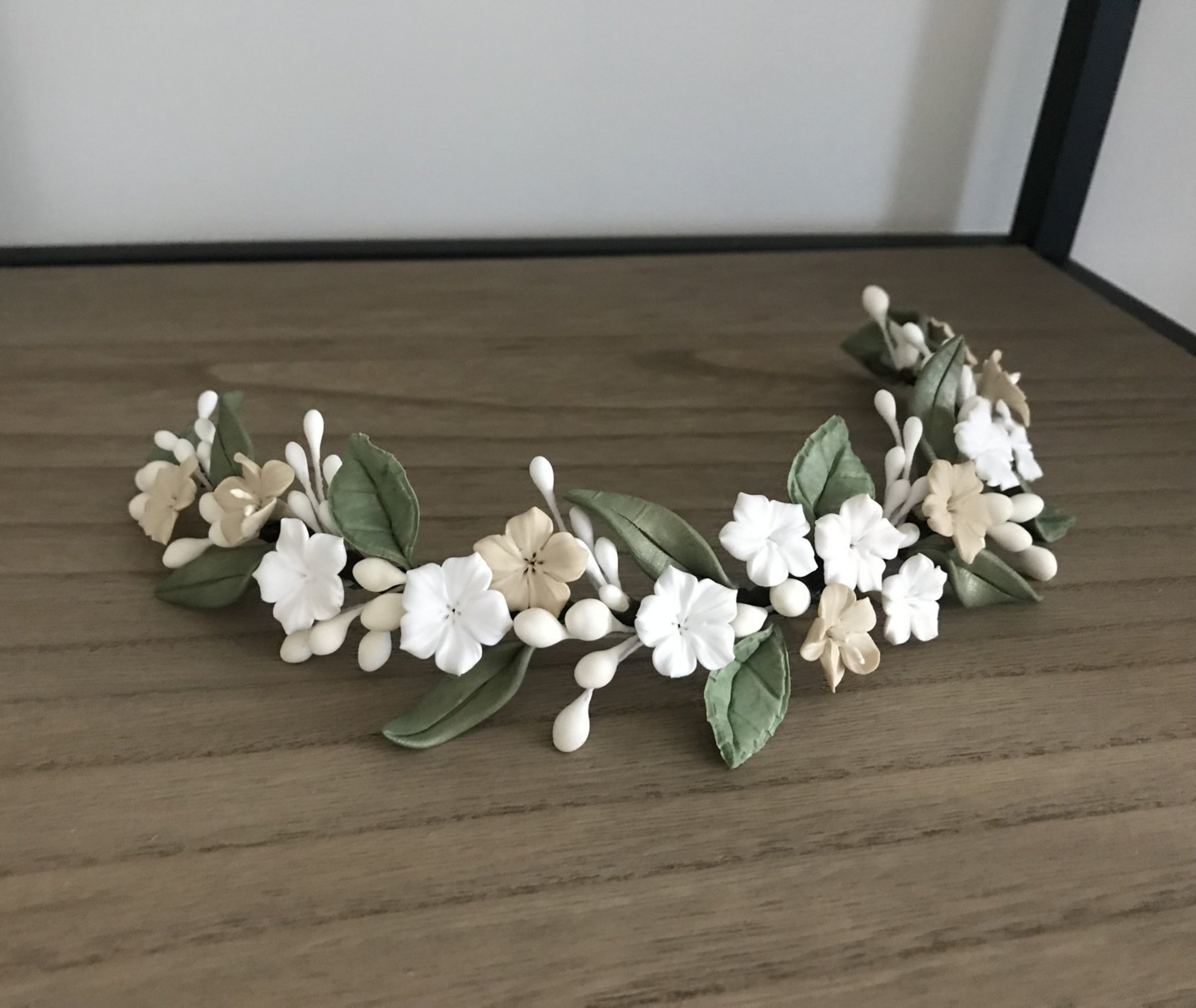 Tocado de porcelana de 24 cm que puede ser utilizado tanto de tocado trasero como de diadema.