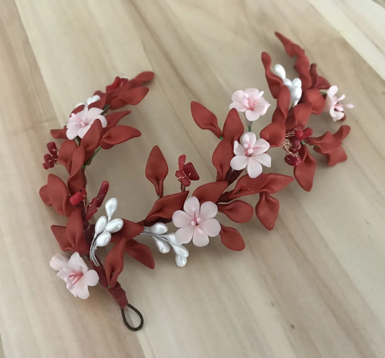 Tocado de porcelana en dos piezas de 20 cm y 14 cm en color teja con flores rosa empolvado.