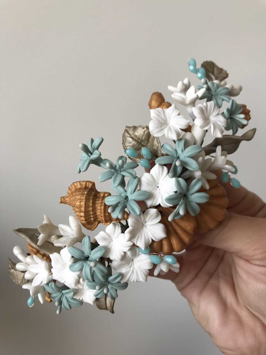 Tocado  de porcelana con detalles marinos de 18 cm en dorado, verde mar y blanco.