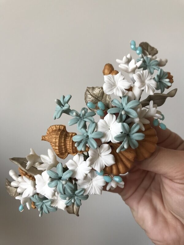 Tocado  de porcelana con detalles marinos de 18 cm en dorado, verde mar y blanco.