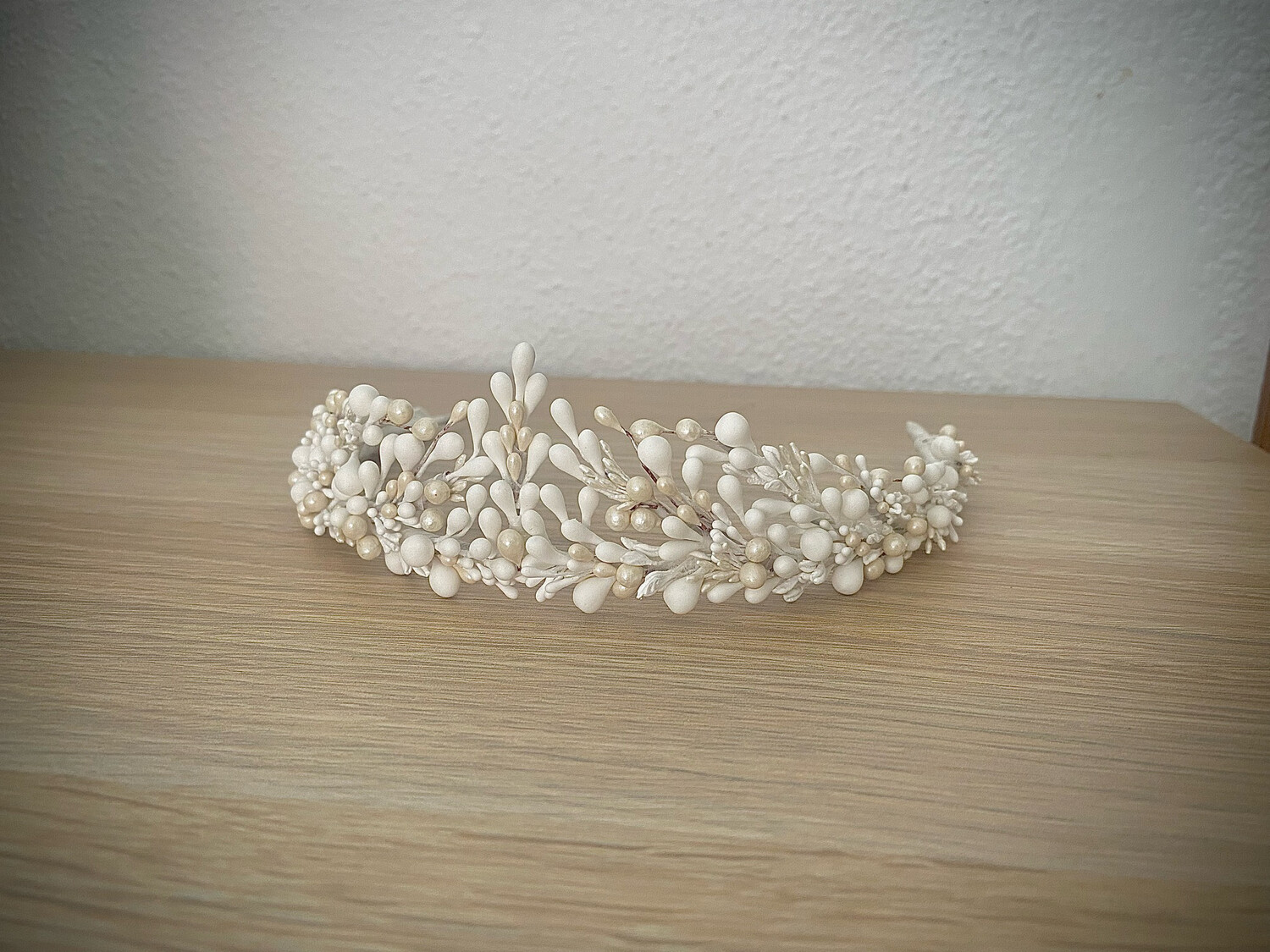 Tiara de pistilos blancos y nacarados con una altura de unos 4-5 cm en su parte delantera central.

Está compuesta por cientos de pequeños pistilos de entre 1 y 4 mm en tonos blancos y nacarados. El conjunto aporta elegancia y frescura al look de novia por su sencillez y delicadeza.

No dudes en decirnos pistilos de qué otro color te gustaría incluir para personalizar tu tiara.