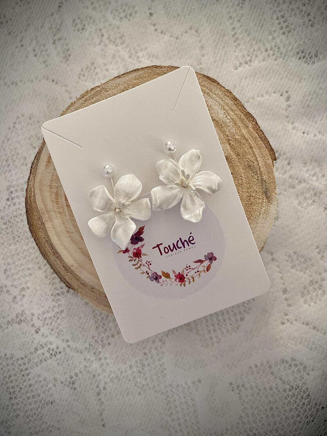 Inquieta, Noble, Genuina, Rebelde, Innovadora, Delicada

Esta colección está pensada para mujeres sofisticadas y sencillas, a las que les gusta dar un toque diferenciador a su look.
Los pendientes de porcelana INGRID demuestran que la originalidad no está reñida con la sencillez y la elegancia.
Estos pendientes otorgan la posibilidad de utilizar sólo la perla superior o incluir el colgante de flor para conseguir un look más sobrio.