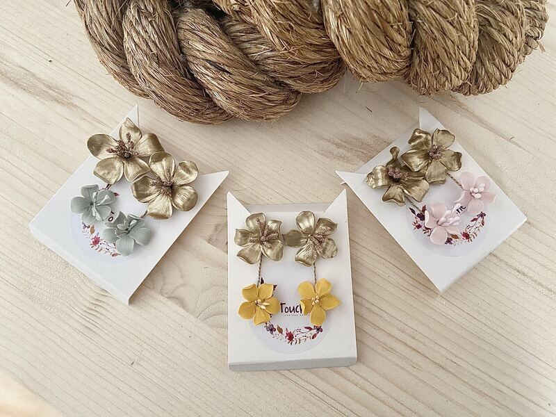 Delicada, Original, Natural, Noble, Auténtica

DONNA está enfocada a mujeres desenfadadas con un estilo de vida dinámico ya que su principal virtud es su versatilidad para adaptarse al día a día de cada una.
Los Pendientes DONNA totalmente personalizables, están formados por una flor base que puedes complementar con colgantes en diferentes colores y tamaños.