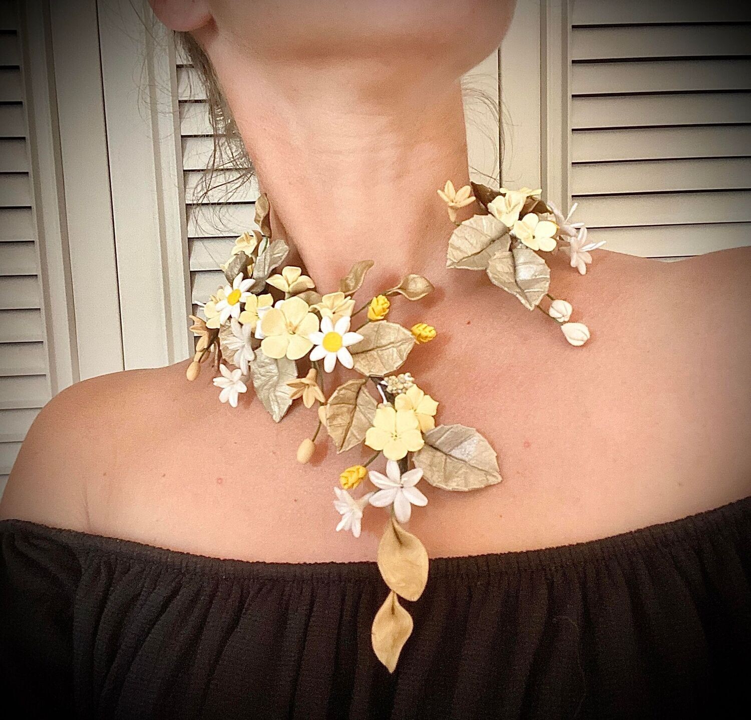 Collar de porcelana multiposición en diferentes tonos de amarillo, dorados y crudos. Es perfecto también como aplicación o semicorona por su adaptabilidad.