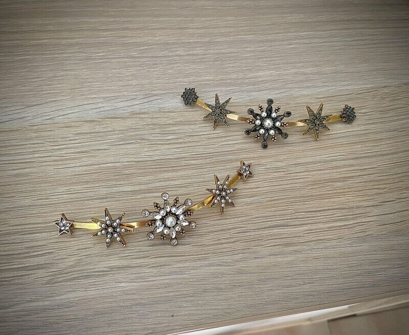 Tocado de unos 11 cm de longitud cada uno en base dorada con estrellas de diferentes tamaños.

Precio por unidad