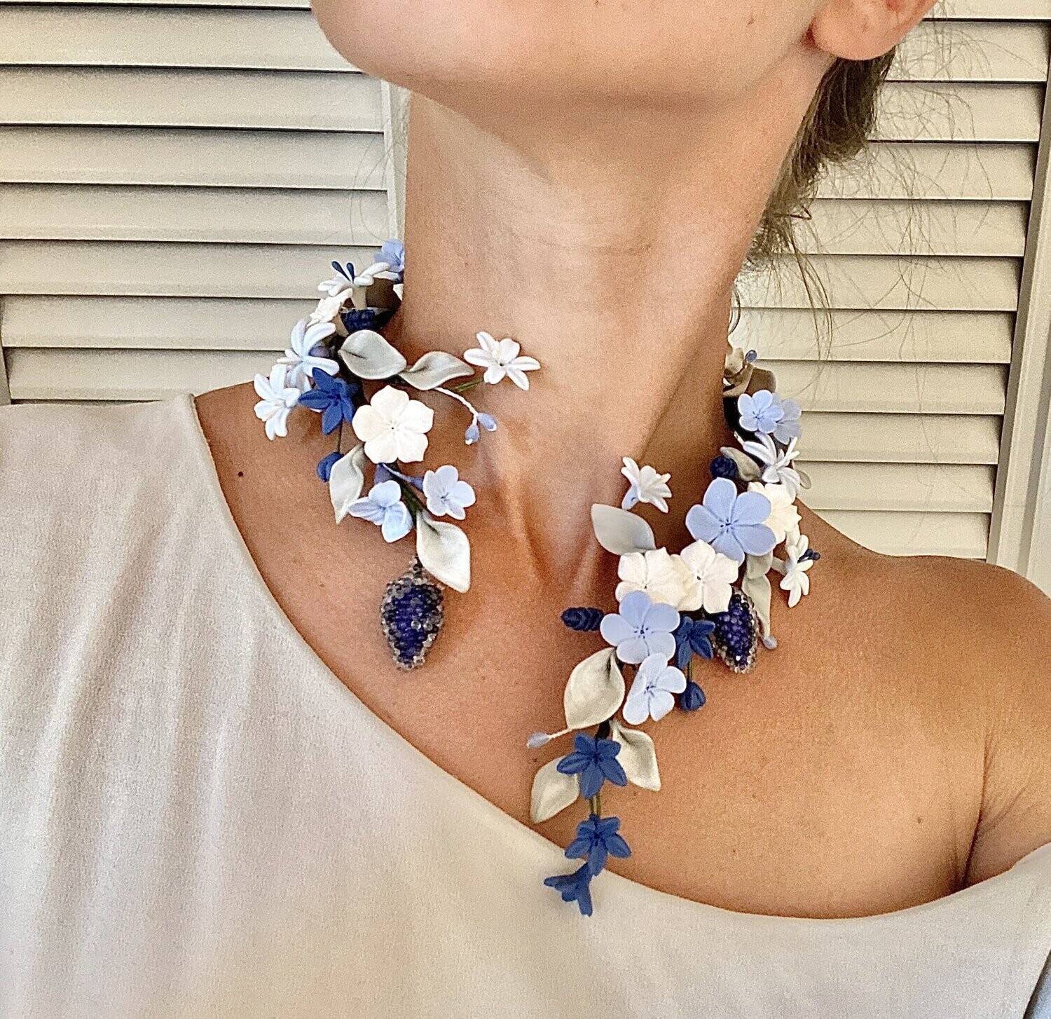 Collar de porcelana en tonos azules, blancos y plata. Perfecto también como semicorona o aplicación por su versatilidad ya que al ir sobre alambre se puede adaptar.