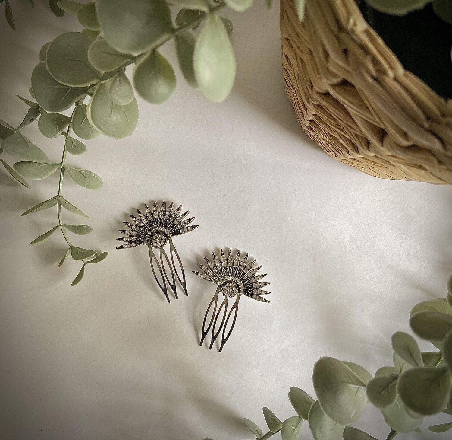 Horquillas de novia en base plata envejecida y cristales transparentes que dan luminosidad al conjunto.