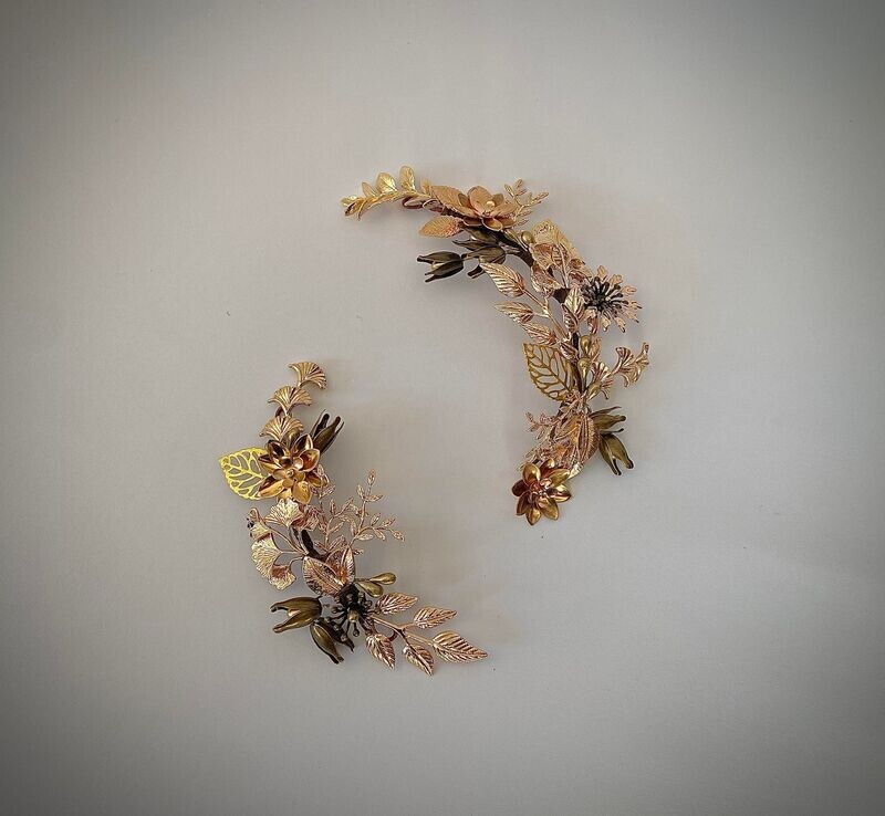 Tocado de novia o invitada compuesto por dos piezas de diferente tamaño para conseguir un look más juvenil y desenfadado. Es una pieza muy versátil por estar formada por dos tocados que pueden colocarse de diversas maneras adaptándose al peinado.

Es un tocado perfecto para poder adornar una coleta, un recogido bajo o un moño de bailarina alto, medio o bajo.

Estas piezas se pueden hacer en base plata e incluir algunos detalles de color.