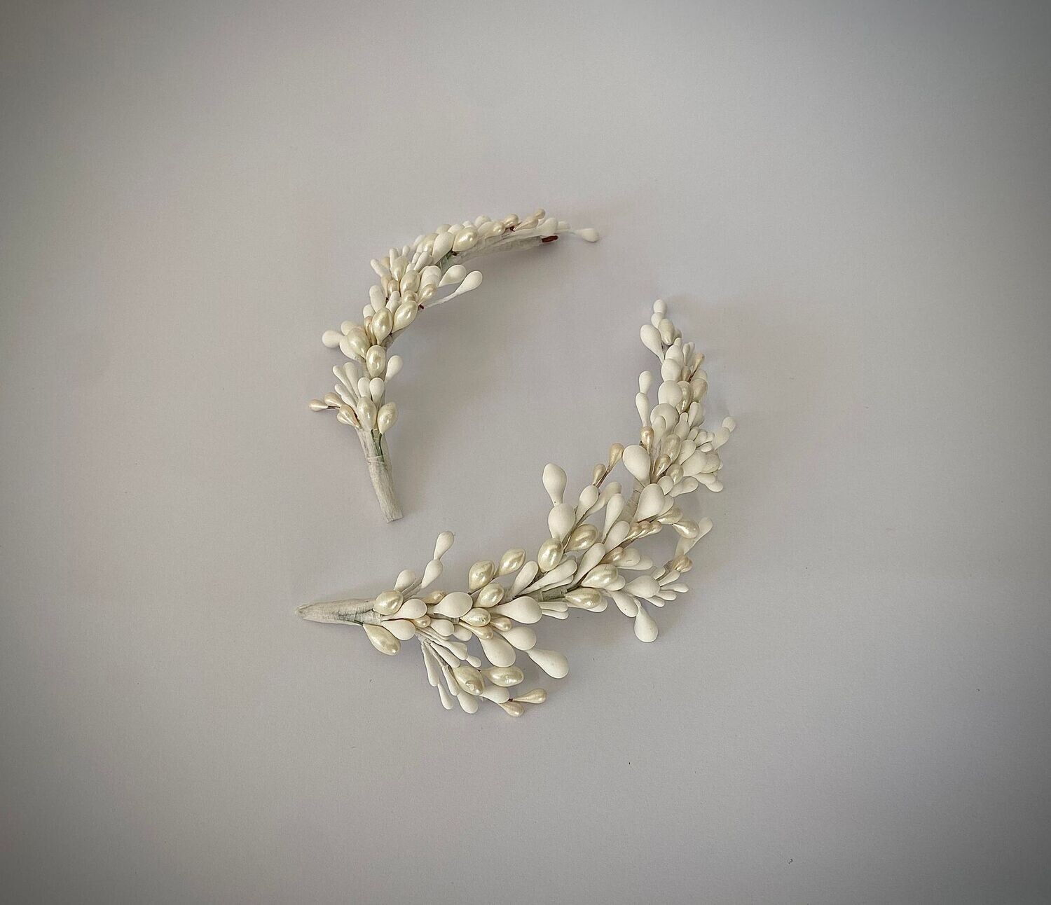 Tocado de semillas de azahar compuesto por dos piezas de pistilos de azahar en tonos blancos y nacarados perfecto para adorar diferentes peinados por su versatilidad y especialmente indicado para coleta.

El tamaño de cada una de las piezas puede variar siendo las dos iguales o irregulares consiguiendo un look más desenfadado.
