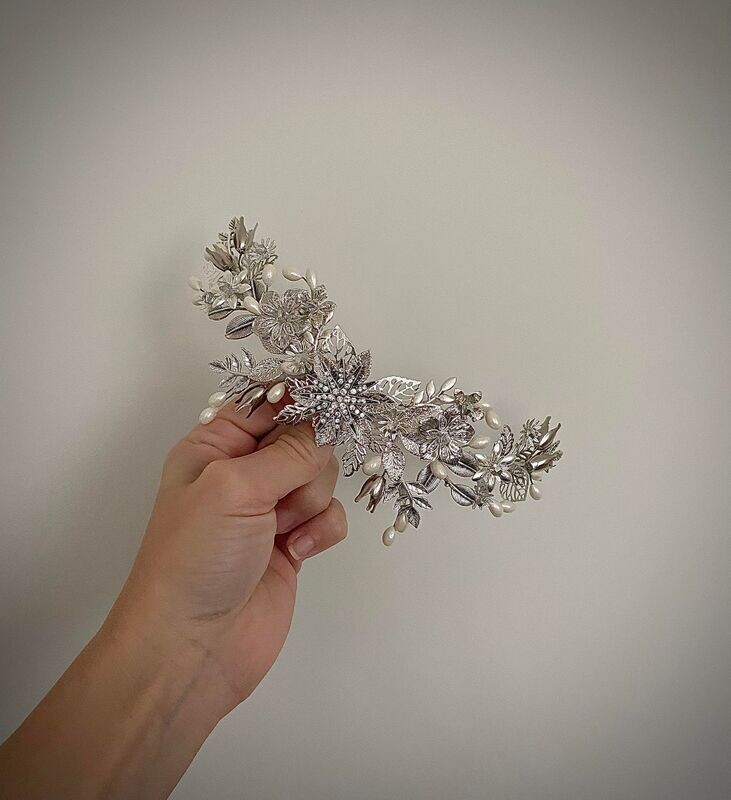 Tocado de metal formado por múltiples detalles en varios tonos de plateado conformando una pieza elegante y sofisticada que gracias a sus ramificaciones se puede adaptar a un sinfín de peinados de novia.

Esta pieza se puede hacer incluyendo algunos detalles de color. No dudes en contactarme si deseas hacer alguna modificación.