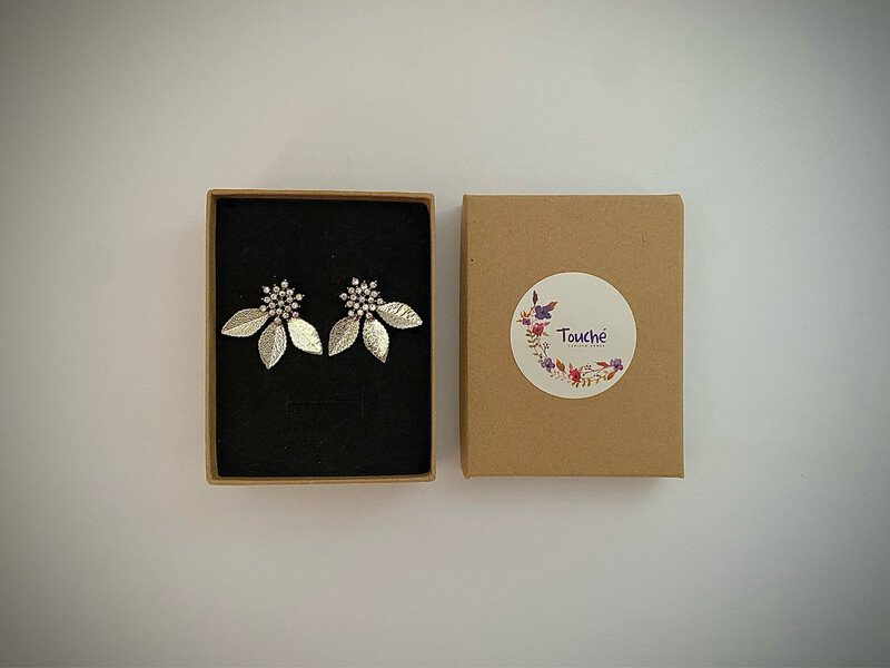 Pendientes de 3 x 3 cm con 3 pétalos y un centro compuesto por cristales transparentes con base dorado envejecido.

Se pueden combinar con horquillas a conjunto.