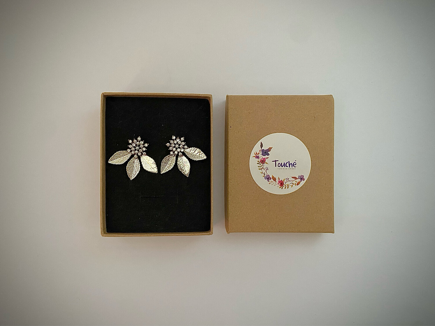 Pendientes de 3 x 3 cm con 3 pétalos y un centro compuesto por cristales transparentes con base dorado envejecido.

Se pueden combinar con horquillas a conjunto.