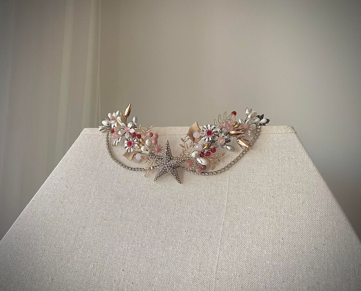 Tocado joya de unos 20 cm de longitud aproximadamente compuesto por múltiples elementos de metal, porcelana, cristales y piedras. Una pieza que habla por sí sola por su colorido, sofisticación y mimo por el detalle.

Este tocado de novia puede elaborarse en otros tonos ajustándose a tus complementos y a tu look. ¡No dudes en consultar por otros posibles tamaños!