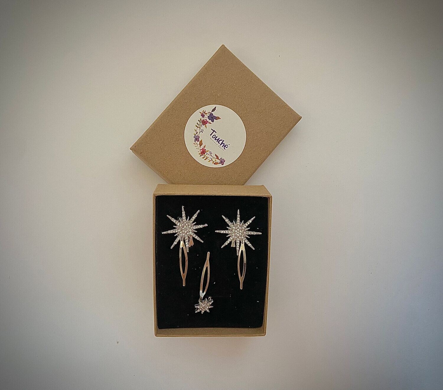 Pack formado por dos horquillas de estrellas de 2,5 cm y una estrella de 1 cm con cristales transparentes. Disponible en dorado o plateado. Preguntar por cambios en el tamaño de las estrellas del conjunto.