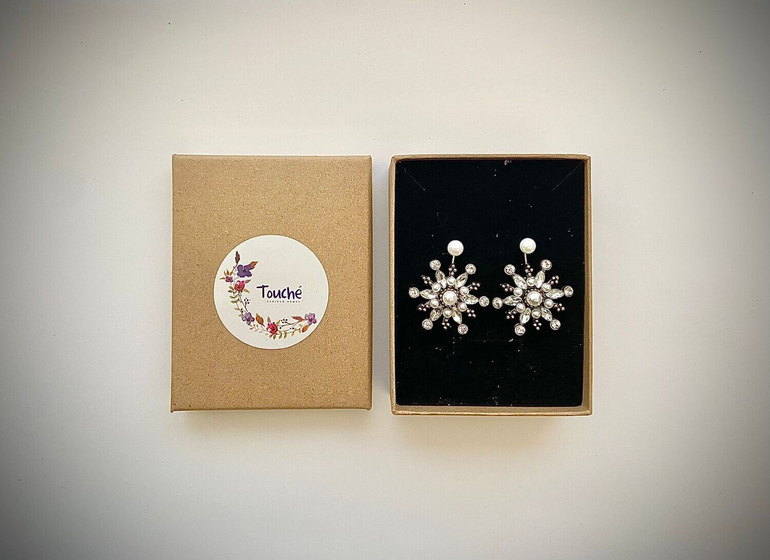 Pendientes de novia Desmontables Tíone Pendientes desmontables compuestos por una perla y un colgante en forma de estrella. Puedes utilizar sólo la perla o incluir la aplicación y conseguir estos pendientes que son capaces de subir cualquier look!