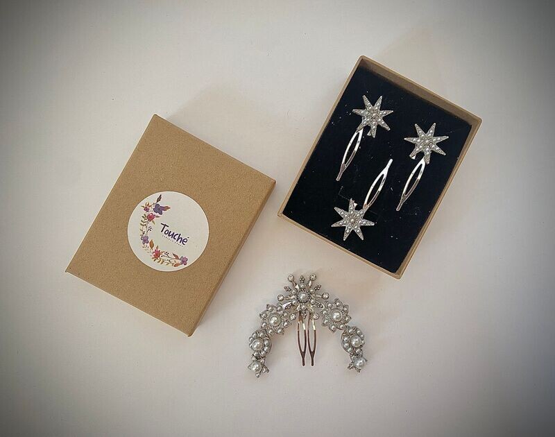 Tocado de novia Reina Isabel II - Plata Tocado especial para coleta, trenza o semirrecogido con nudo compuesto por 7 estrellas de diferentes tamaños. Su longitud es de aproximadamente unos 12 cm y se arquea para abrazar el peinado.
Puede acompañarse por horquillas para dar más protagonismo al peinado. ¡Pregunta por pendientes personalizados a conjunto! Disponible también en dorado envejecido!