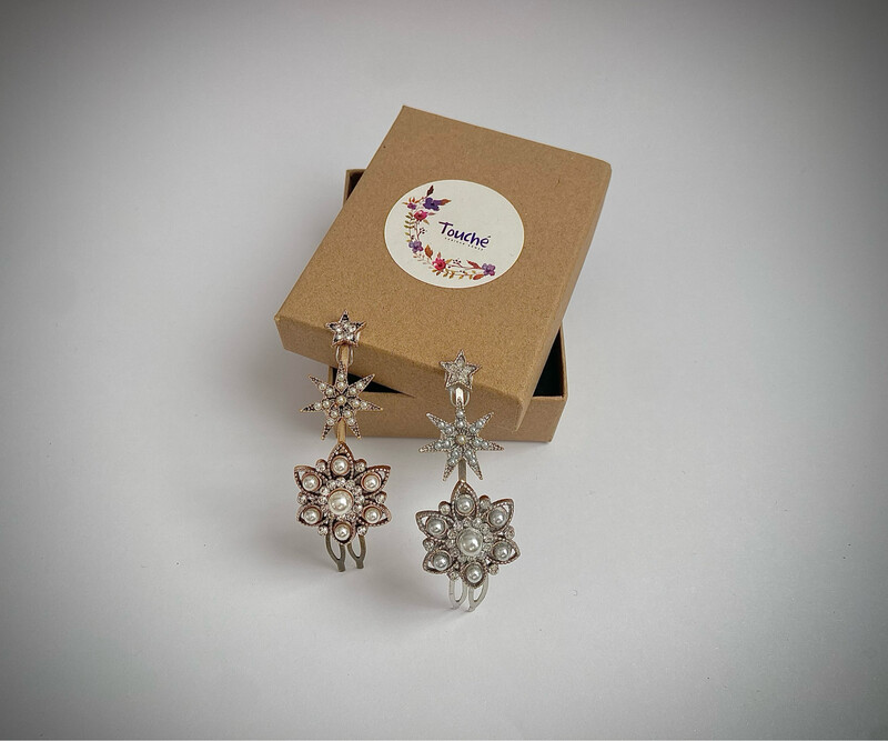 Tocado de novia de Estrellas Cinturón de Orión Tocado de novia o invitada compuesta por 3 estrellas de diferentes tamaños ideada para colocarse de forma vertical sobre la parte trasera de la cabeza. Mide unos 8 cm de largo aproximadamente y se puede adquirir en dorado o plateado.
Es ideal combinado con horquillas de estrellas Lilliput, Mía, Amelie, Marion o Sophie.