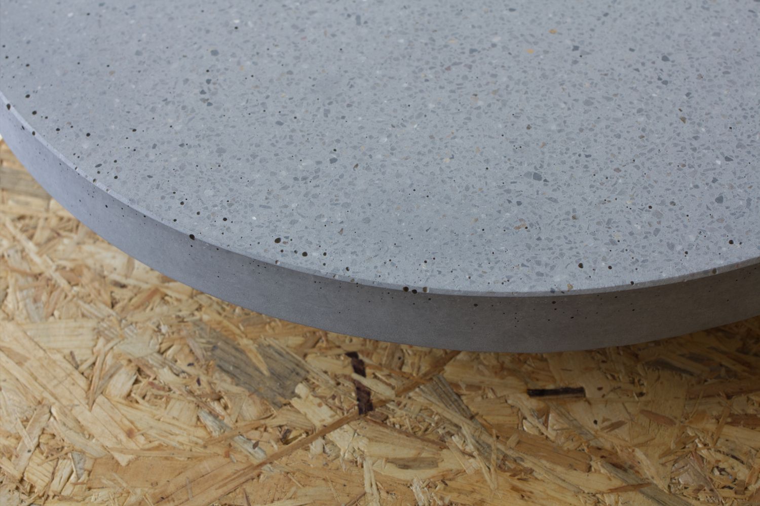 Beton Lounge Tisch, hellgrau geschliffen