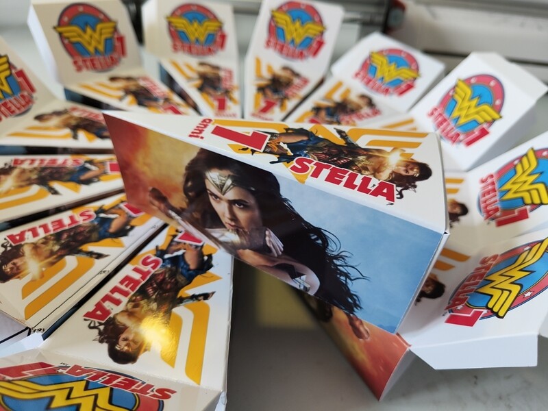 12 scatoline gadget caramelle bomboniere forma fetta di torta scenografica wonder woman