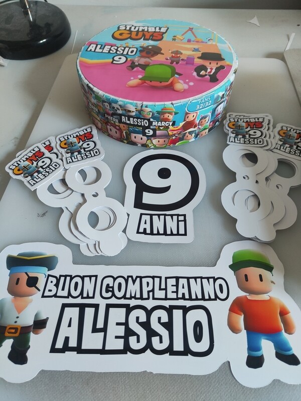 Torta scenografia chupa chups Stumble Guys base in po,istirolo centrotavola