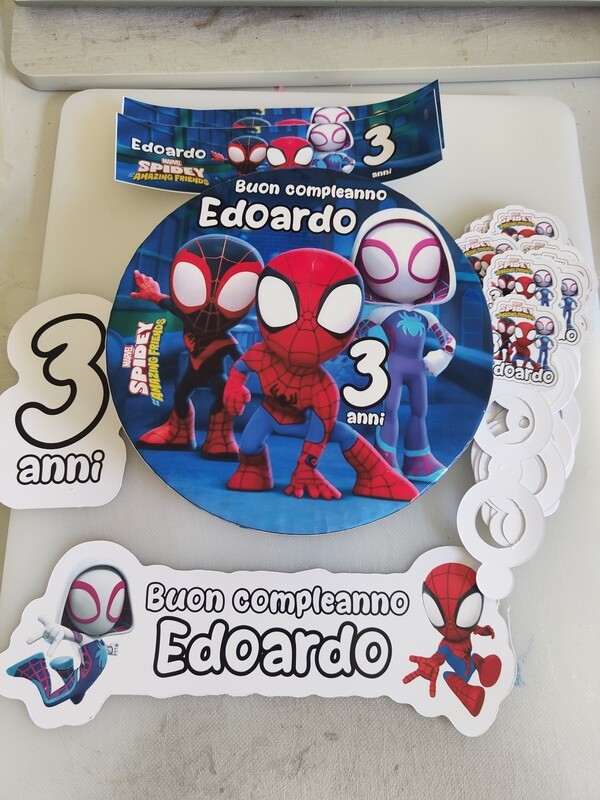 20 pezzi addobbi spidey e i suoi fantastici amici decorazione lecca lecca chupa chups con sagoma (senza lecca lecca)

aggiungi la base in polistirolo alto 6cm e largo 20cm decorato al costo di +€6,90

aggiungi i topper cake in cartoncino sagomato con la scritta buon compleanno "nome" e "anni" al costo di +€2,90