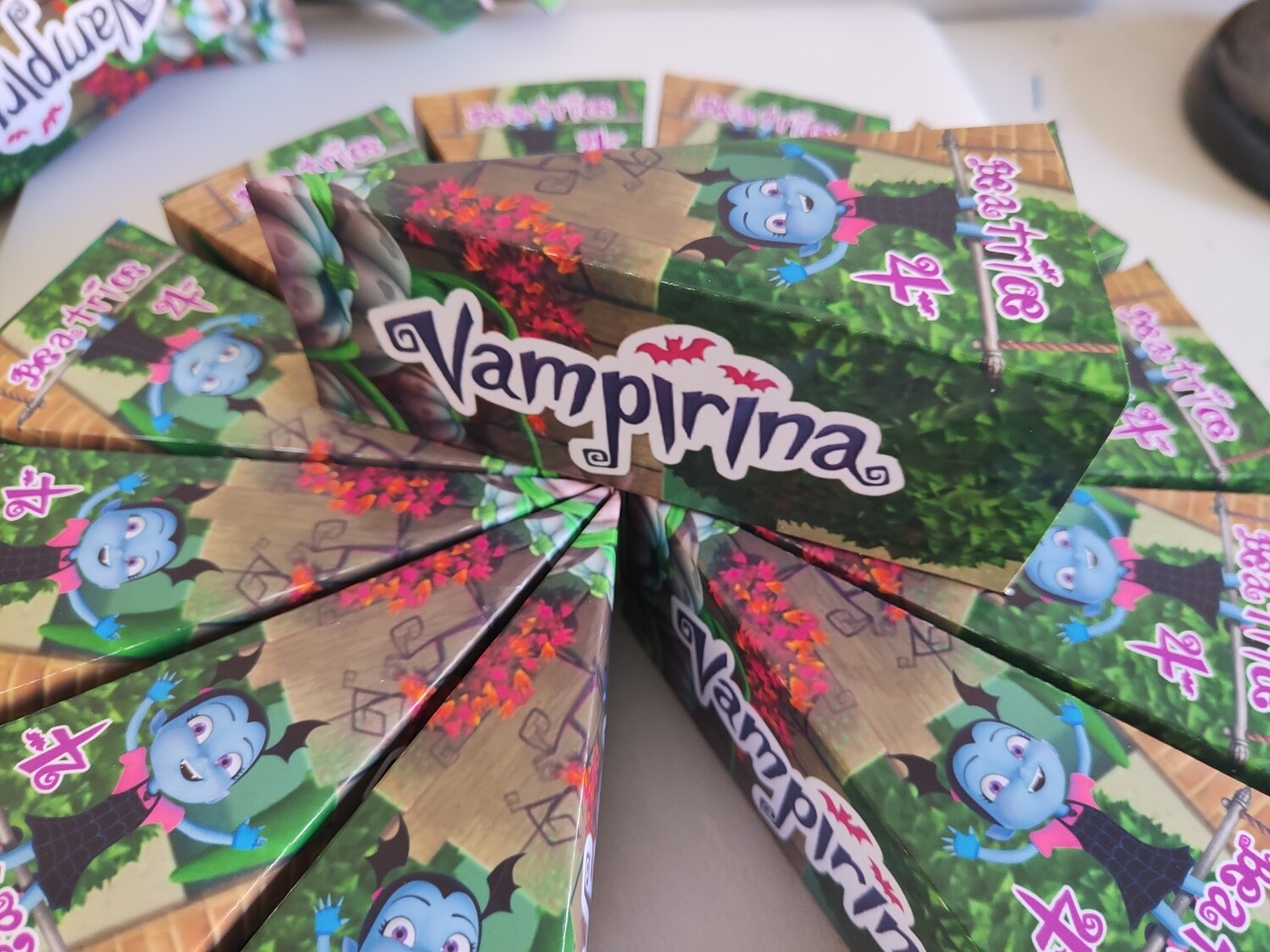 12 scatoline gadget caramelle bomboniere forma fetta di torta scenografica vampirina