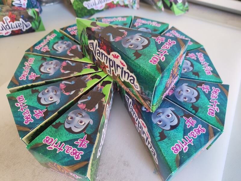 12 scatoline gadget caramelle bomboniere forma fetta di torta scenografica vampirina