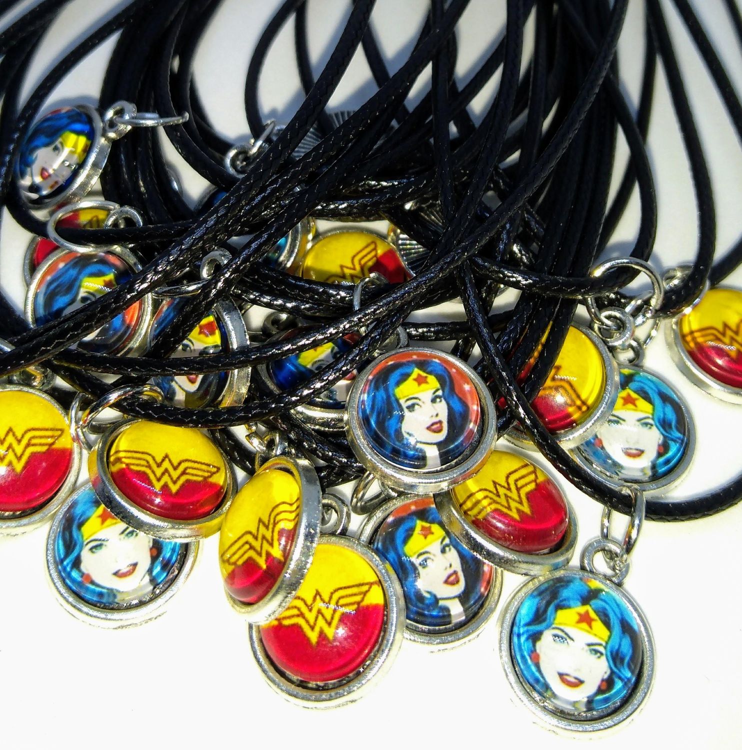 Collane a tema ciondolo cabochon wonder woman