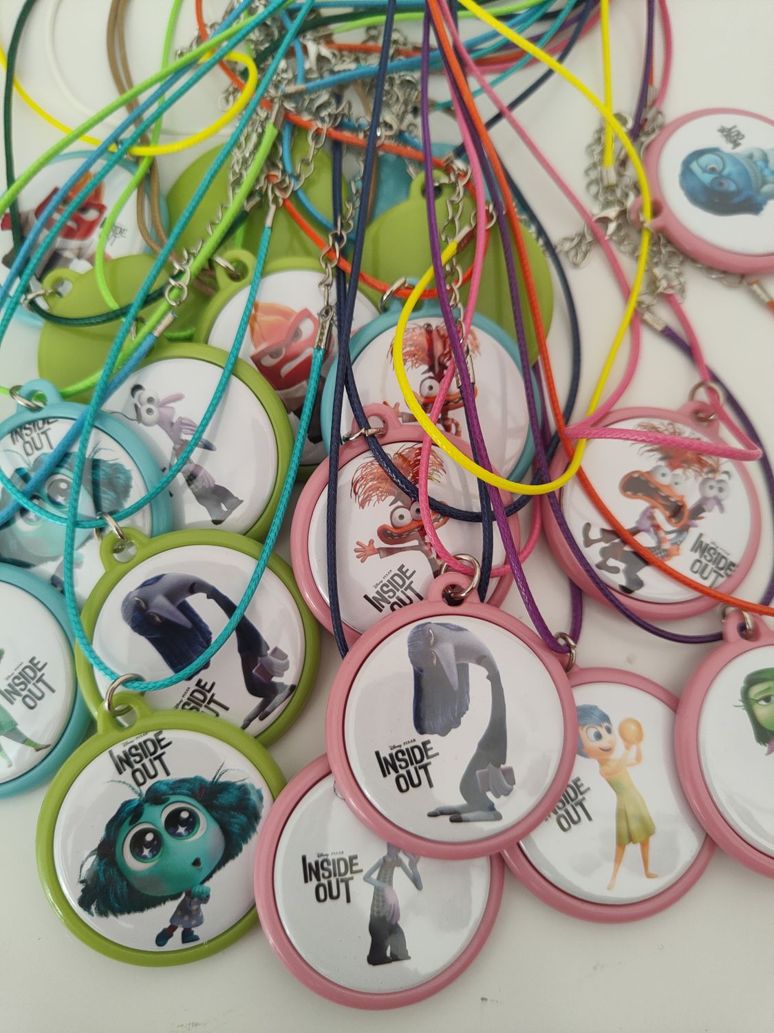 Collane inside out personalizzati gadget regalini fine festa compleanno