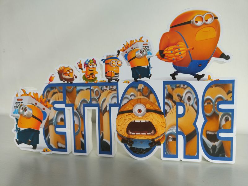 sagoma scritta nome in polistirolo personalizza centrotavola Minions