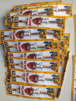 Matite personalizzate con cartoncino segnaposto festa compleanno M&amp;M's