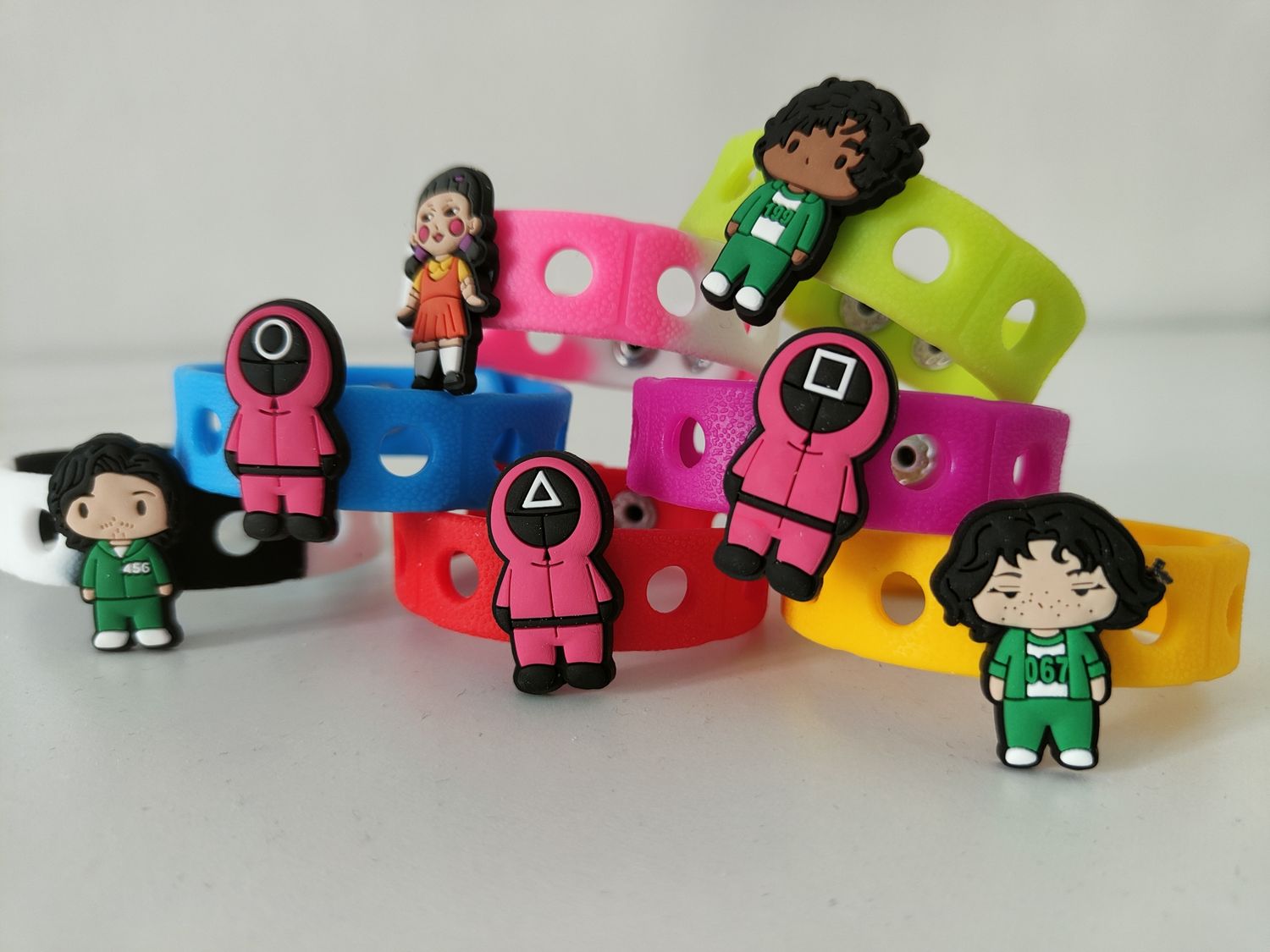 10 Bracciali in gomma personaggi 2D squid game regali fine festa