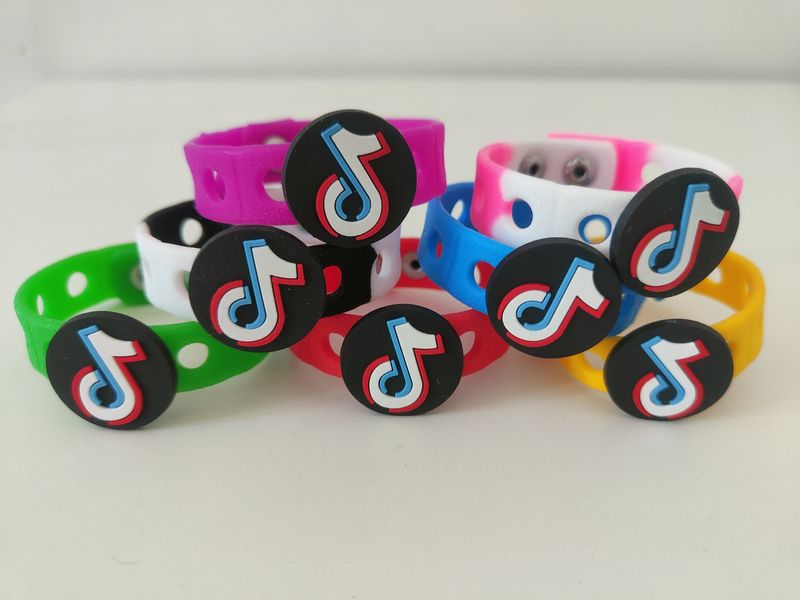 10 Bracciali in gomma personaggi 2D tik tok regali fine festa