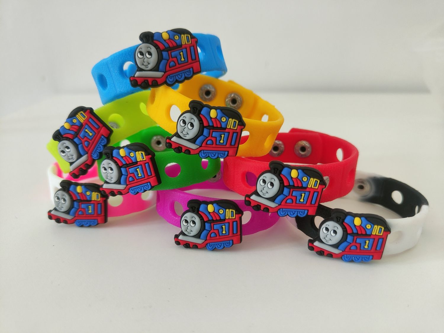 10 Bracciali in gomma personaggi 2D Trenino Thomas regali fine festa